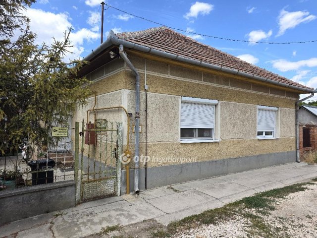 Eladó családi ház, Kunszentmártonban 28 M Ft, 2 szobás