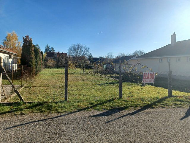 Eladó telek, Győrött, Úttörő utcában 45 M Ft