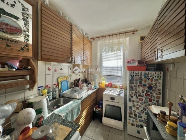 Eladó panellakás, Veszprémben 63.999 M Ft, 4 szobás