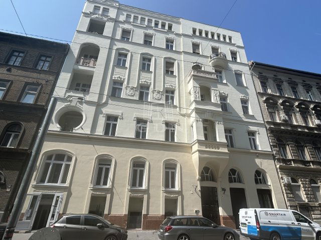 Eladó téglalakás, Budapesten, VI. kerületben, Bajza utcában