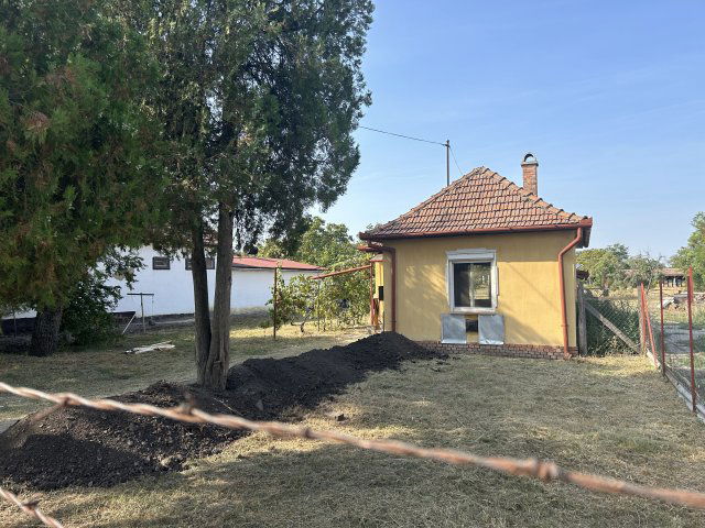 Eladó családi ház, Újszászon 12.9 M Ft, 2 szobás