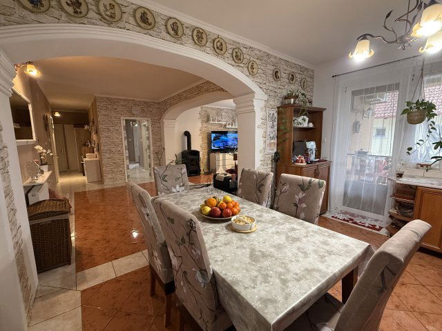 Eladó családi ház, Győrújfalun 119.99 M Ft, 6 szobás