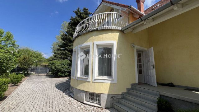 Eladó családi ház, Csopakon 215 M Ft, 8 szobás