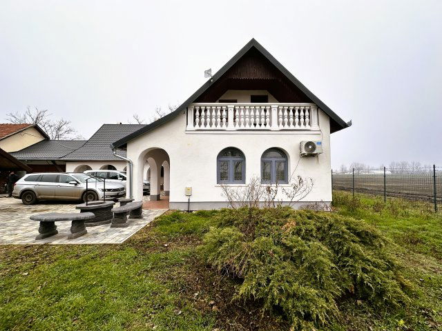 Eladó családi ház, Békésen 150 M Ft, 3 szobás