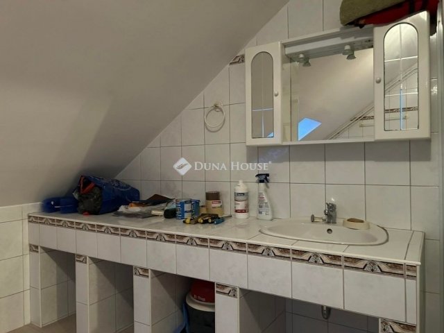 Eladó családi ház, Vecsésen 145 M Ft, 9 szobás