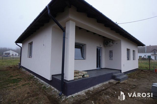 Eladó családi ház, Galgahévízen 70 M Ft, 5 szobás