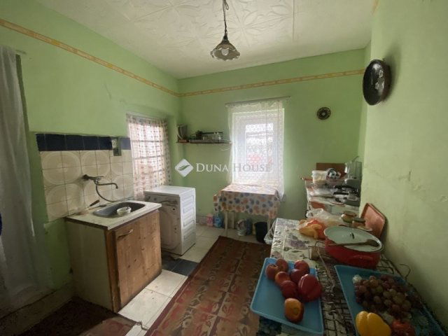 Eladó családi ház, Zsámbokon 30 M Ft, 2 szobás
