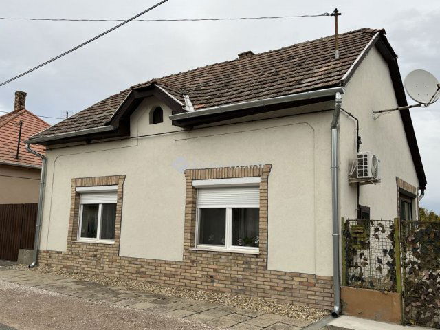 Eladó családi ház, Tengelicén, Arany János utcában 32.9 M Ft