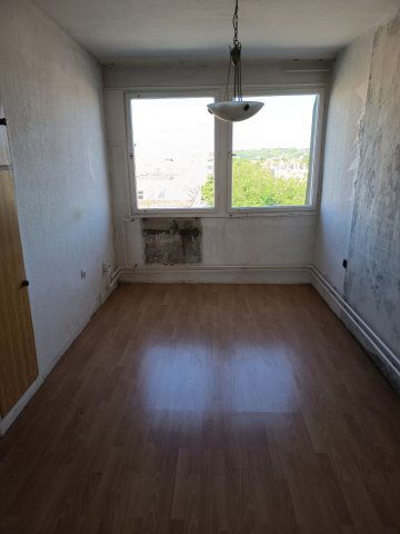 Eladó panellakás, Hatvanban 35 M Ft, 2 szobás