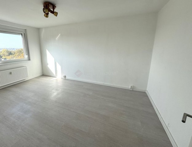 Eladó panellakás, Tatabányán 38.9 M Ft, 3 szobás