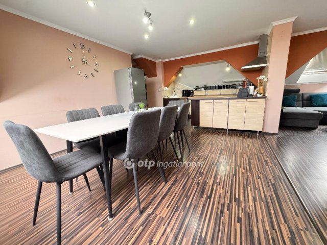 Eladó téglalakás, Pápán 43.9 M Ft, 3 szobás