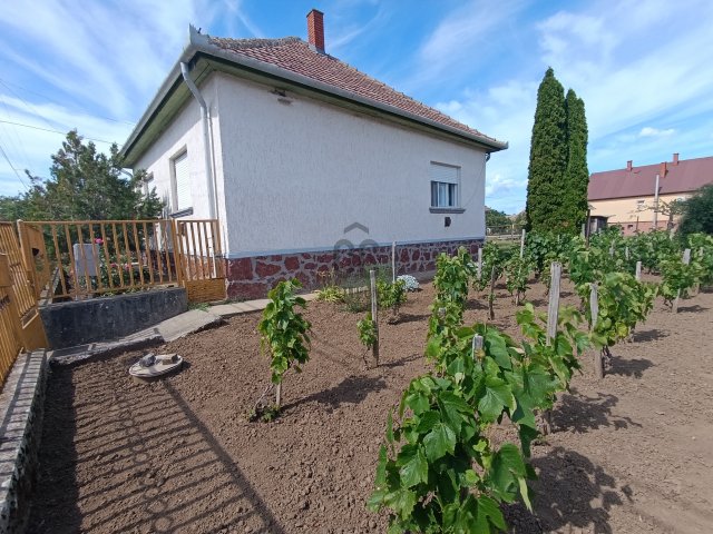 Eladó családi ház, Csécsén 20.2 M Ft, 2 szobás