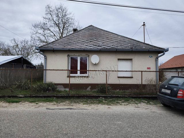 Eladó családi ház, Pusztavacson 9.8 M Ft, 1+1 szobás