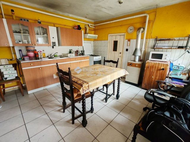 Eladó családi ház, Békéscsabán 24.99 M Ft, 3 szobás