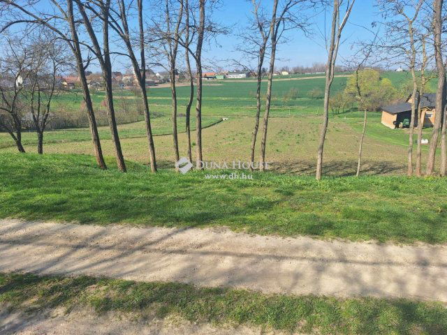 Eladó telek, Magyaralmáson 12 M Ft / költözzbe.hu