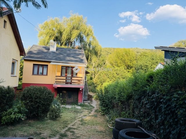 Eladó családi ház, Esztergomban 62.4 M Ft, 4 szobás