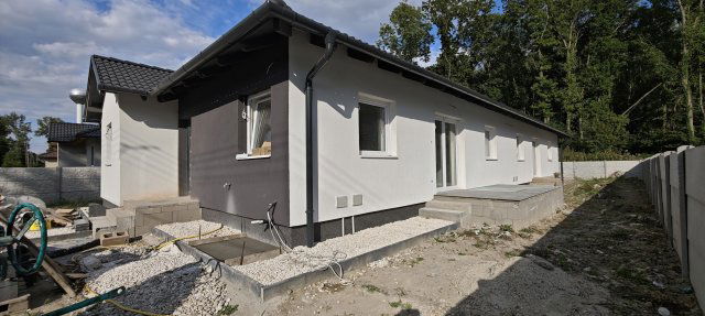 Eladó ikerház, Kiskunlacházán 59.9 M Ft, 4 szobás