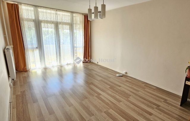 Eladó panellakás, Pécsett 61 M Ft, 3 szobás