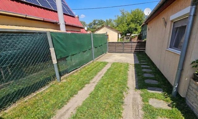 Eladó családi ház, Dunakeszin 43 M Ft, 1 szobás