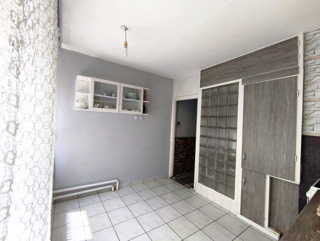 Eladó panellakás, Dombóváron 33 M Ft, 2 szobás