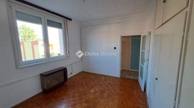 Eladó téglalakás, Zalaegerszegen 29.99 M Ft, 3 szobás