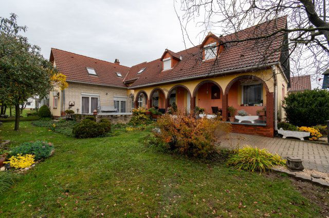 Eladó családi ház, Móron 98.5 M Ft, 6 szobás