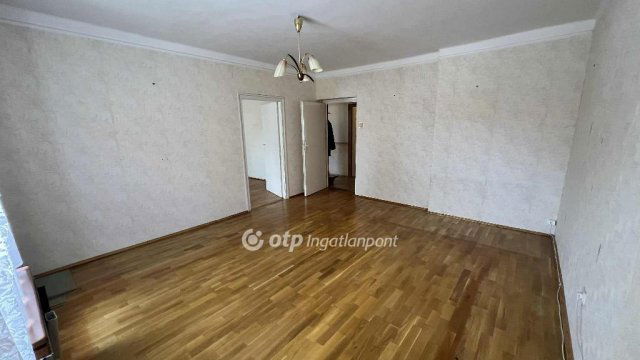 Eladó téglalakás, Pápán 31.99 M Ft, 3 szobás