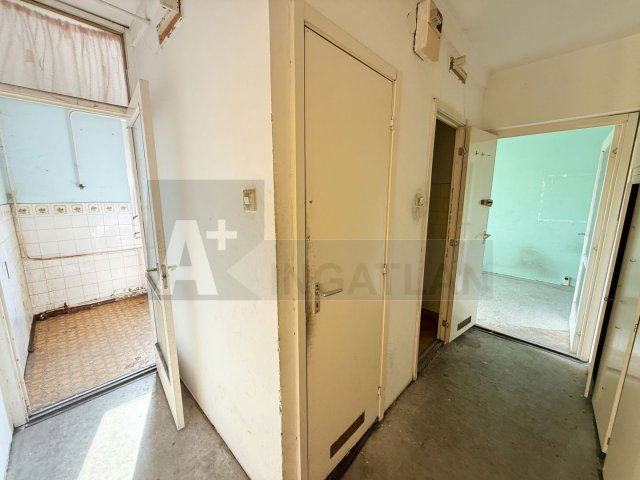 Eladó panellakás, Szegeden 40.5 M Ft, 2 szobás