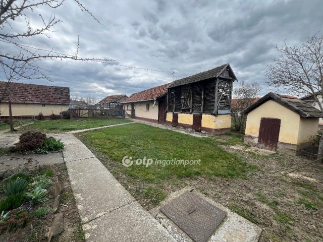 Eladó családi ház, Földesen 26 M Ft, 2 szobás