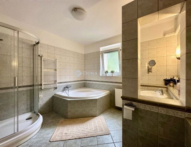 Eladó családi ház, Pécsett 280 M Ft, 9 szobás