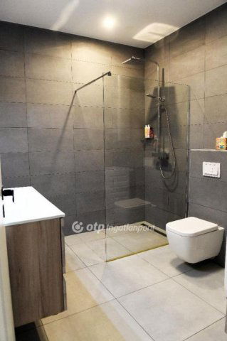 Eladó családi ház, Balatonföldváron 247 M Ft, 6 szobás