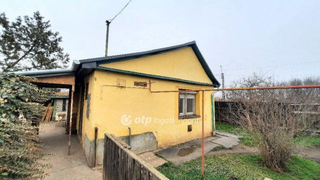 Eladó családi ház, Szolnokon 16.5 M Ft, 2 szobás