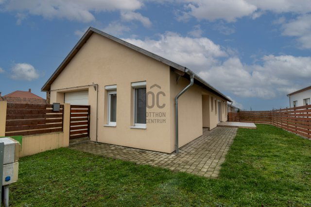 Eladó családi ház, Úrhidán 89 M Ft, 4 szobás