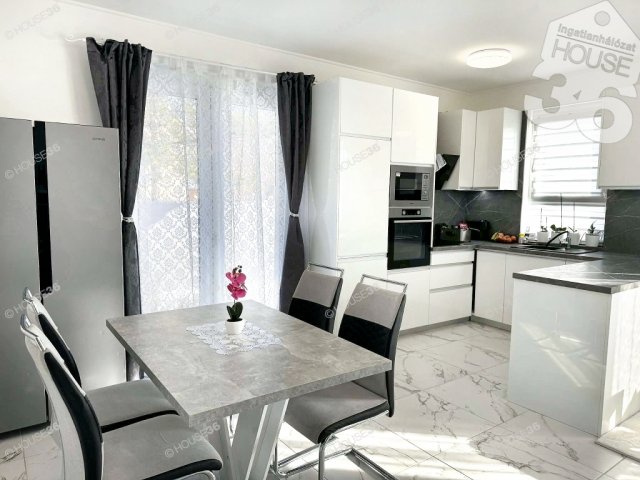 Eladó családi ház, Kecskeméten 90 M Ft, 5 szobás