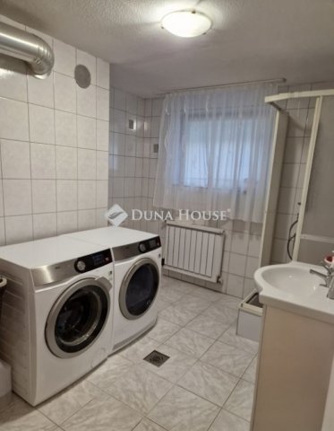 Eladó családi ház, Mendén 125 M Ft, 6 szobás