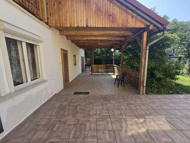 Eladó családi ház, Balatonbogláron 155 M Ft, 9 szobás