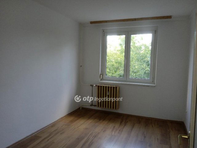 Eladó panellakás, Ajkán 29.9 M Ft, 2 szobás