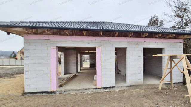 Eladó családi ház, Nyúlon 124.9 M Ft, 5 szobás