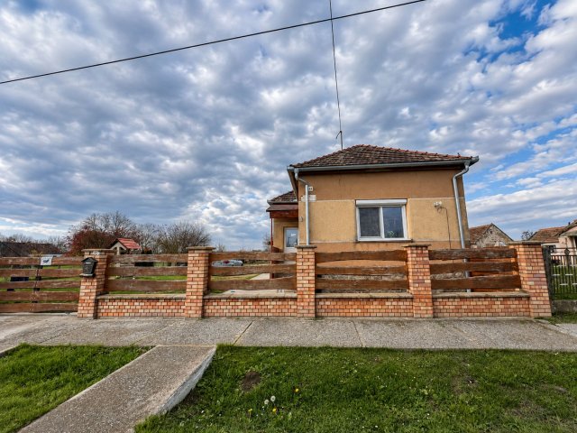 Eladó családi ház, Szentborbáson 26.753 M Ft, 2 szobás