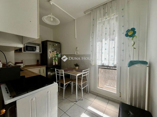 Eladó panellakás, Pécsett 49.9 M Ft, 3 szobás