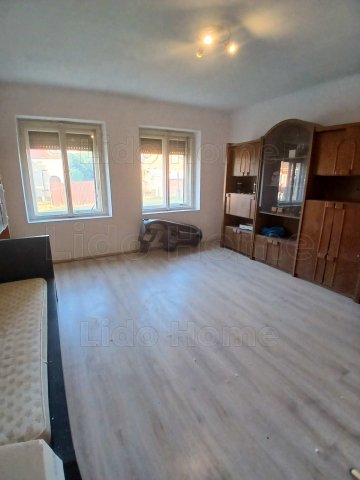 Eladó családi ház, Pápateszéren 13 M Ft, 2 szobás