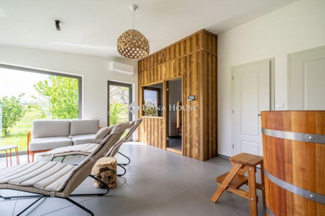 Eladó családi ház, Szárligeten 529 M Ft, 6 szobás