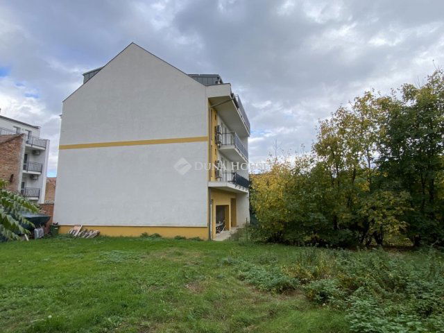 Eladó iroda, Sopronban 15.2 M Ft, 3 szobás / költözzbe.hu