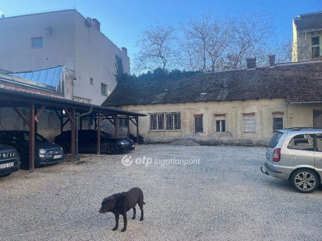 Eladó téglalakás, Szegeden 75 M Ft, 4+4 szobás