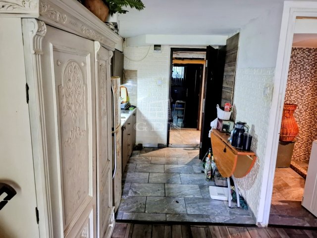 Eladó téglalakás, Budapesten, III. kerületben, Váradi utcában