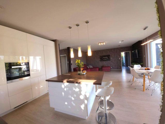 Eladó családi ház, Deszken 309 M Ft, 5+2 szobás