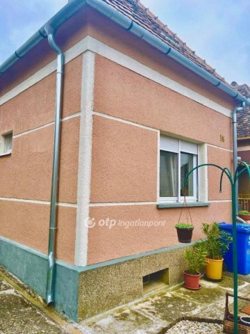 Eladó családi ház, Pécsett 42.9 M Ft, 3 szobás