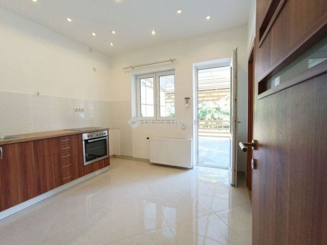 Eladó családi ház, Budapesten, X. kerületben 265 M Ft, 7 szobás