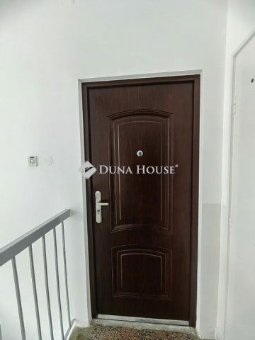 Eladó téglalakás, Komlón, Május 1. utcában 20.99 M Ft