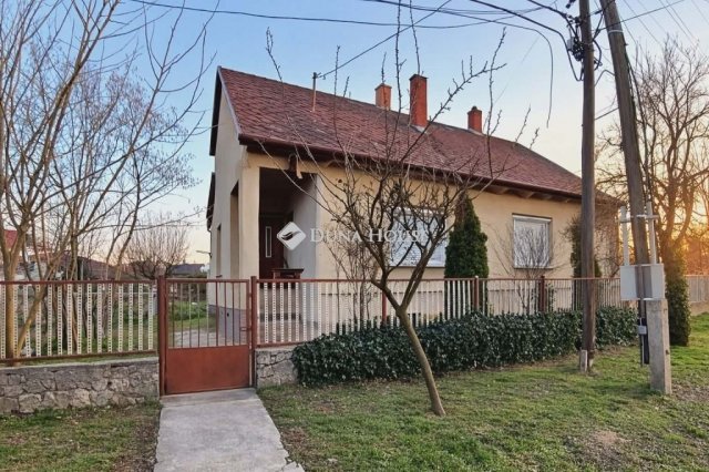 Eladó családi ház, Kisbéren 39 M Ft, 3 szobás